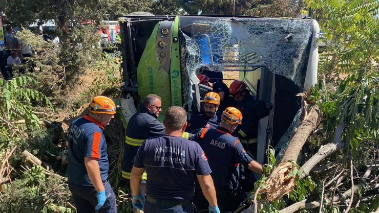 Halk otobüsü ağaca çarptı sürücü hayatını kaybetti