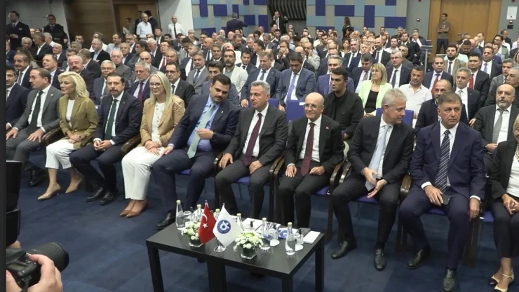 Hazine ve Maliye Bakanı Şimşek, iş insanlarıyla buluştu