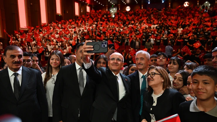 Hazine ve Maliye Bakanı Şimşek, öğrencilerle bir araya geldi