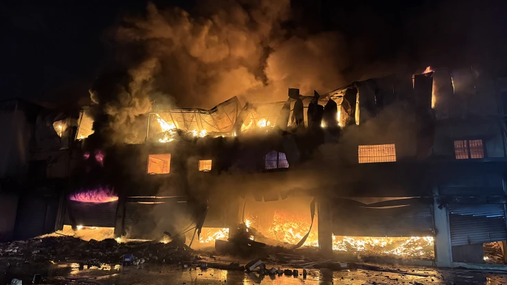 Hırdavat dükkanında çıkan yangın geceyi aydınlattı