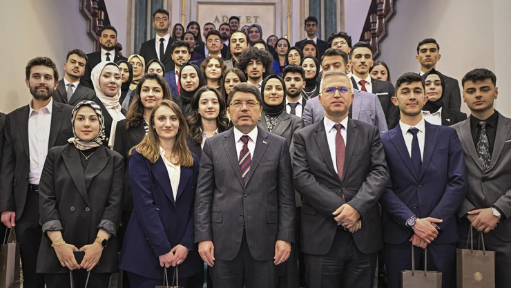 Hukuk Fakültesi öğrencileri, Adalet Bakanı Tunç ile bir araya geldi