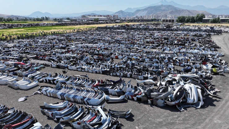 Hurda araçların tamponları, mobilya aksesuarına dönüştürülüyor