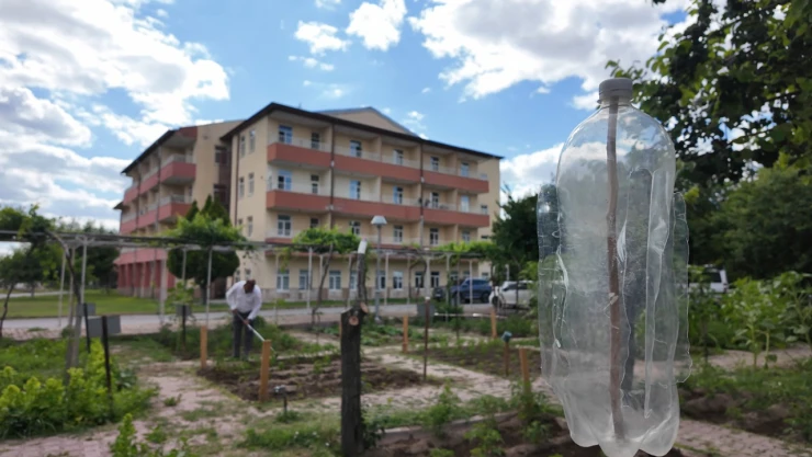 Huzurevi sakinleri vakitlerini hobi bahçesinde değerlendiriyor