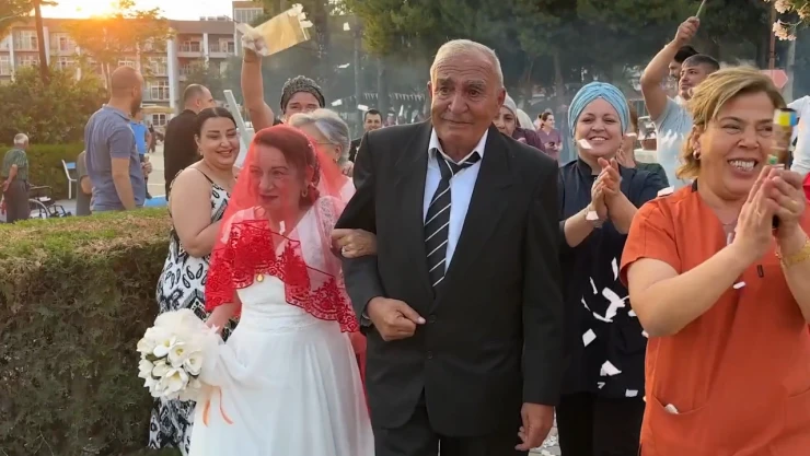 Huzurevinde tanışan çift evlendi