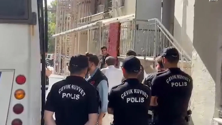 İBB'ye yönelik yolsuzluk soruşturmasında gözaltına alınan 17 zanlı adliyede