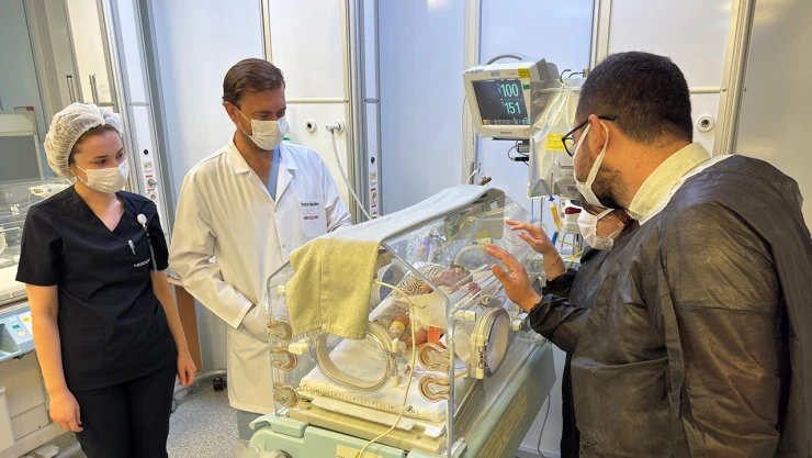 İç organları dışarıda doğan bebek, yaşama tutundu