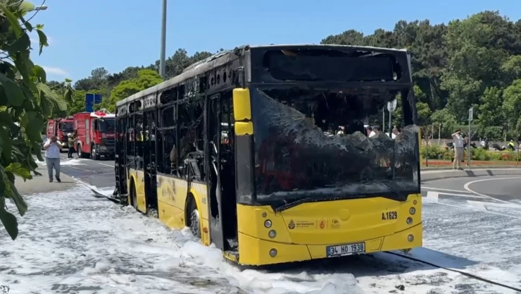 İETT otobüsünde yangın çıktı, otobüs kullanılmaz hale geldi