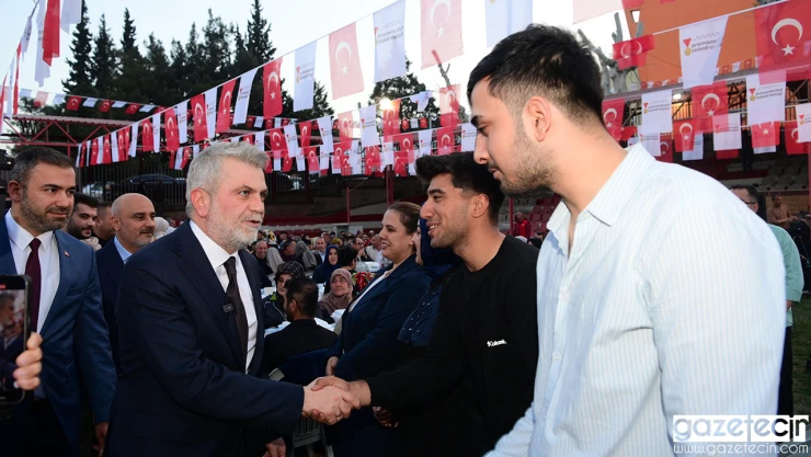 İftar sofrası bu kez Onikişubat'ta yüzlerce vatandaşı ağırladı