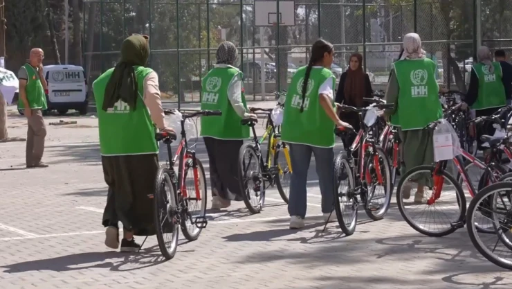 İHH'dan deprem bölgesindeki çocuklara bisiklet hediyesi