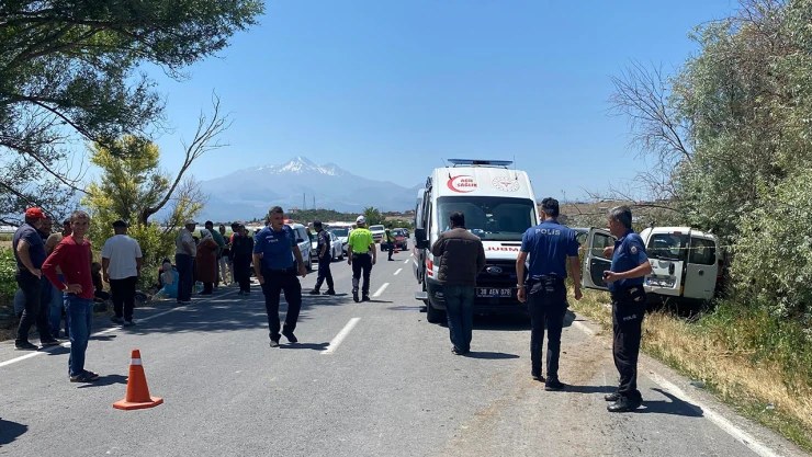 İki aracın karıştığı kazada 1 kişi öldü, 8 kişi yaralandı