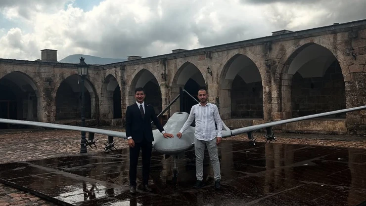 İki arkadaş Bayraktar TB2'nin ahşap maketini tasarladı