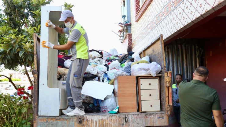 İki ayrı çöp evden 8 kamyon atık çıkarıldı
