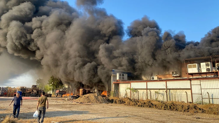 İki depoda çıkan yangın söndürülmeye çalışılıyor