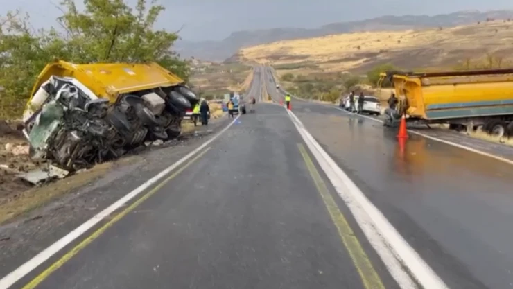 İki kamyonun çarpışması sonucu 1 kişi öldü, 1 kişi yaralandı