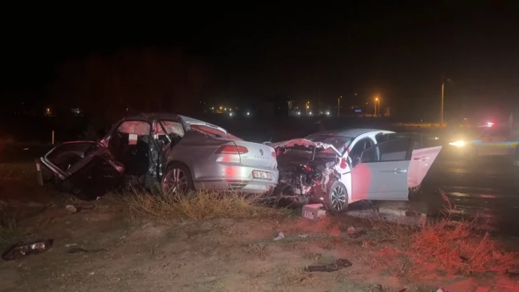 İki otomobil çarpıştı! 3 kişi öldü, 6 kişi yaralandı