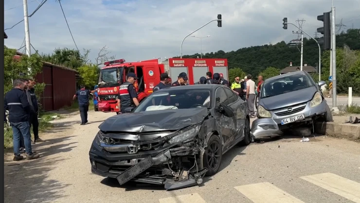 İki otomobilin çarpıştığı kazada 4 kişi yaralandı