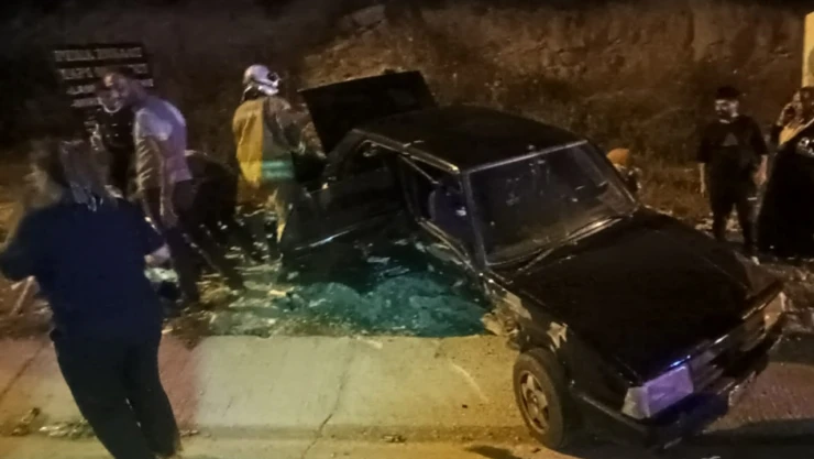 İki otomobilin çarpıştığı kazada 1'i ağır 6 kişi yaralandı