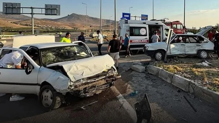 İki otomobilin çarpıştığı kazada 2 kişi öldü, 4 kişi yaralandı