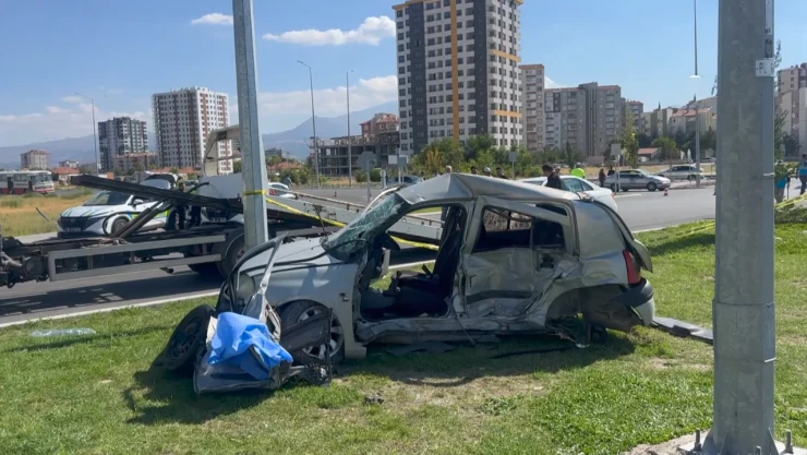 İki otomobilin çarpıştığı kazada 2 kişi öldü, 3 kişi yaralandı