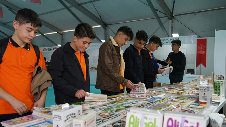 Ilıca'dan gelen öğrenciler kitapların büyülü dünyasını keşfetti