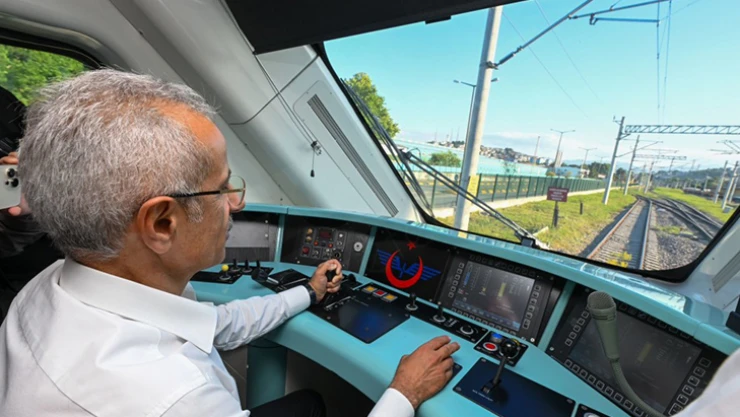 İlk yerli ve milli hızlı trenin makinist koltuğuna Bakan Uraloğlu, oturdu