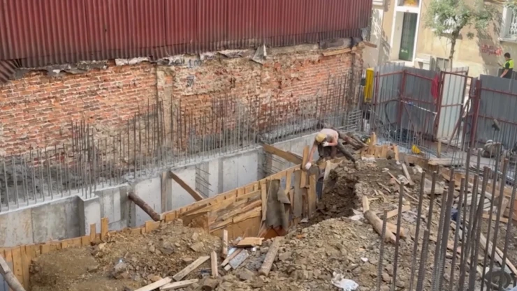 İnşaat alanında bir işçi toprak altında kaldı