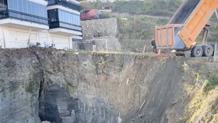 İnşaat alanında göçük, yan apartman tahliye edildi