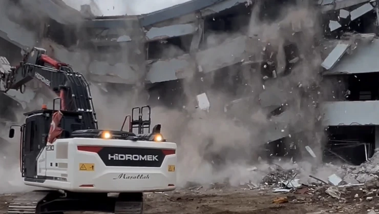 İş makinesi çöken binanın altında kalmaktan son anda kurtuldu