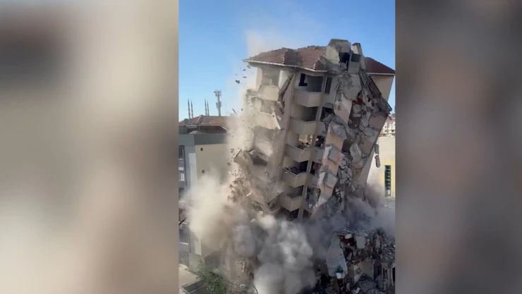 İş makinesiyle kısmen çöken binanın kalan kısmı da yıkıldı