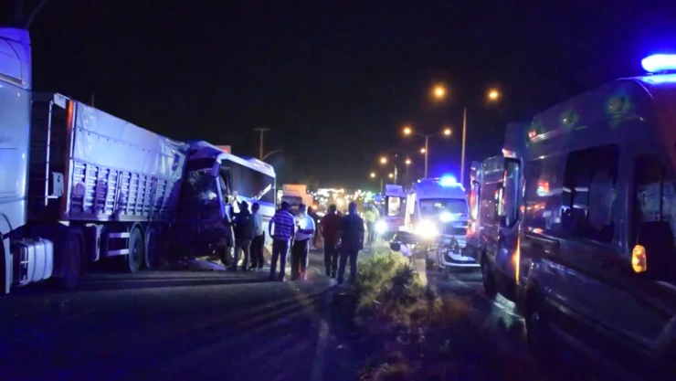 İşçi servisi, park halindeki tıra çarptı! 20 yaralı