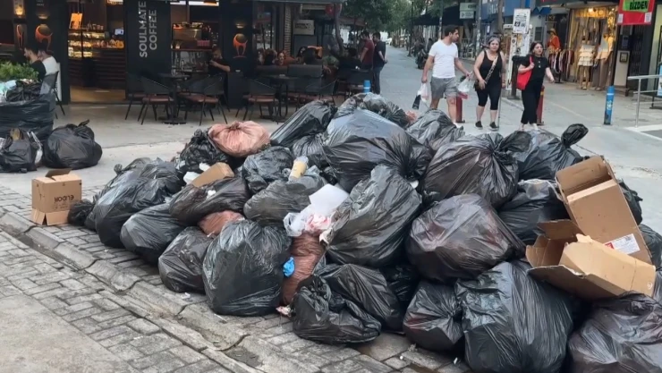 İşçiler greve gitti, sokaklar çöp yığını oldu