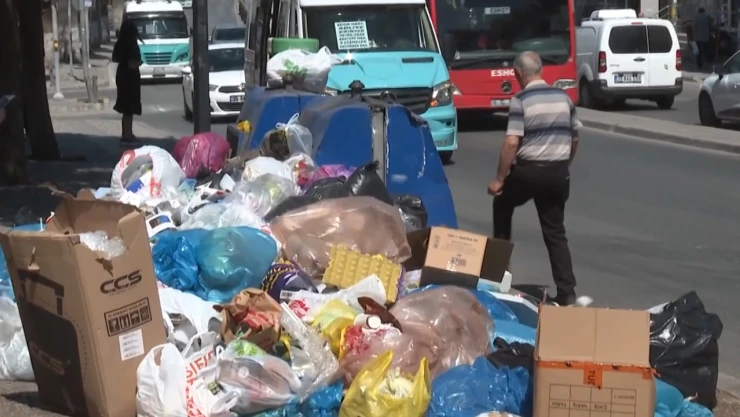 İşçilerin grevi sokakları çöp alanına çevirdi