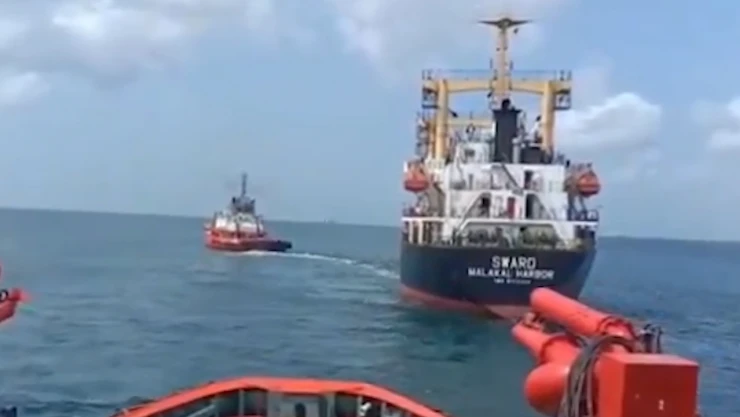 İstanbul Boğazı'nda makine arızası yapan kargo gemisi kurtarıldı