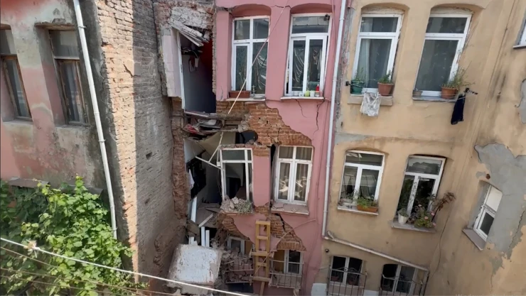 İstanbul'da bir binada kısmi çökme meydana geldi