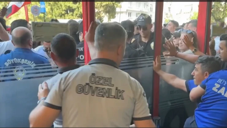 İşten atılan işçiler Belediye Meclis Toplantısı'na girmek istedi