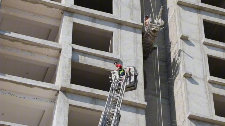 İtfaiye ekipleri 13. katta mahsur kalan işçileri kurtardı