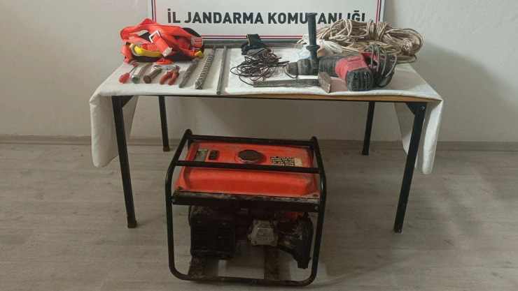 İzinsiz kazı yapan 3 şüpheli suçüstü yakalandı