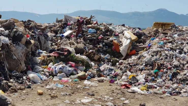 İzmir Büyükşehir Belediyesi'ne vahşi depolama cezası