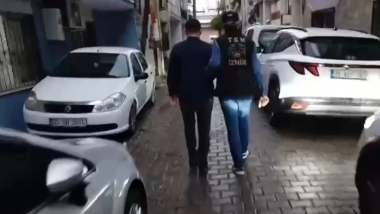 İzmir merkezli FETÖ operasyonunda 33 şüpheli yakalandı