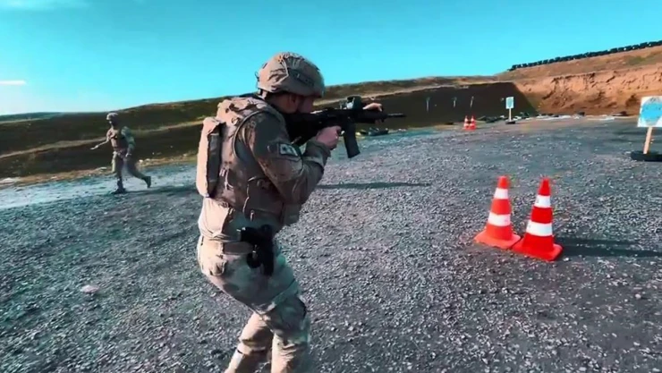 Jandarma komandolar eğitimde hedefleri 12'den vurdu