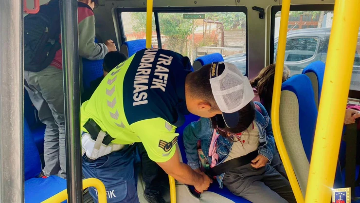 Jandarma, öğrencilerin güvenliği için sahada