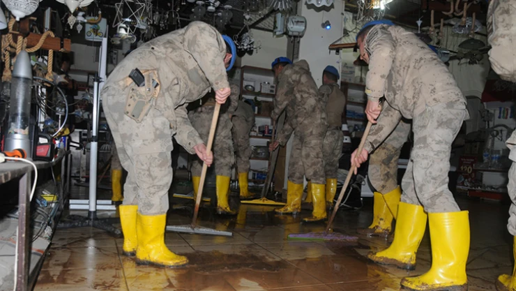 Jandarma, sel afetinden etkilenen vatandaşlar için seferber oldu