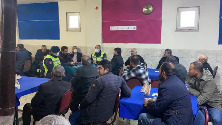 Jandarma trafik timleri, kahvehanelerde trafik eğitimi verdi