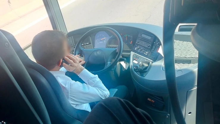 Jandarma, yolcu kılığında bindiği otobüste telefonla konuşan şoföre ceza kestirdi