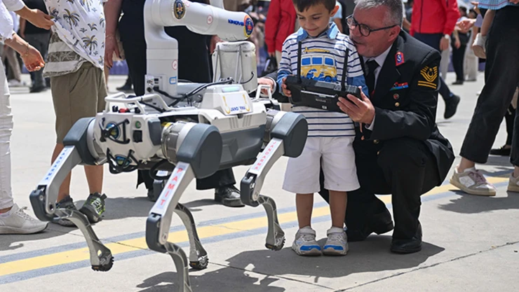 Jandarmanın yeni yardımcısı Robot Köpek