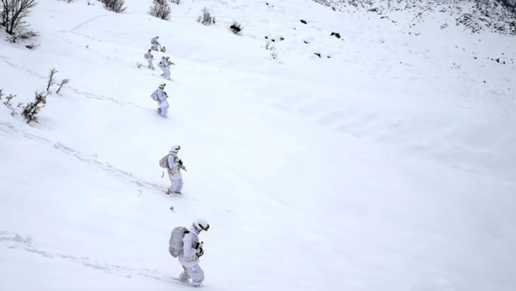 JÖH'lerden 2 metreyi bulan karda operasyon
