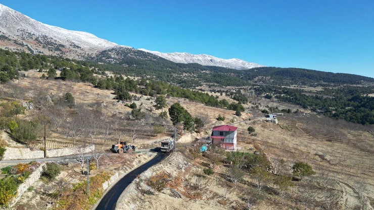 Kabasakal'da sathi kaplama çalışmaları hızla ilerliyor