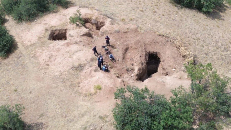 Kaçak kazı yapan 4 şüpheliye dronla suçüstü