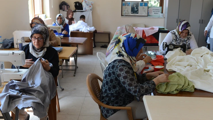 Kadınlar meslek ediniyor, aile ekonomisine katkı sağlıyor