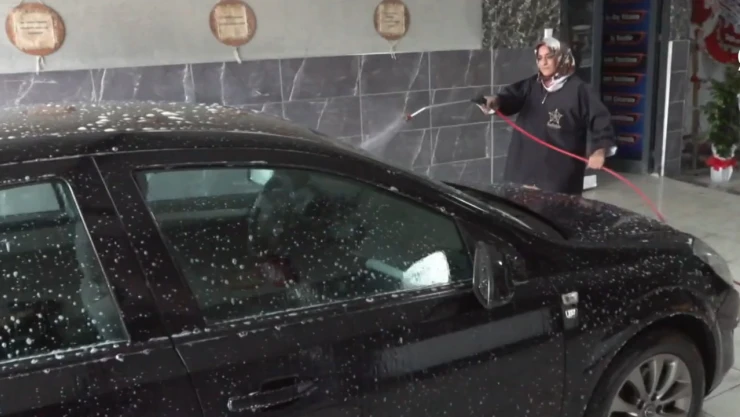 Kadınlar oto yıkama sektörüne adım attı